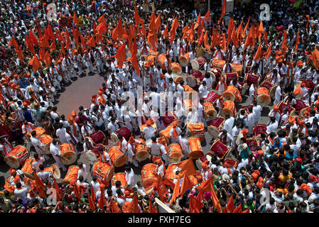 Groupe jouant à Guddi Padwa procession, Mumbai Banque D'Images