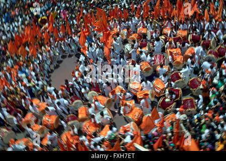 Groupe jouant à Guddi Padwa procession, Mumbai Banque D'Images