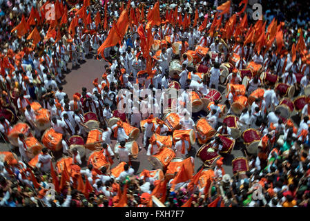 Groupe jouant à Guddi Padwa procession, Mumbai Banque D'Images