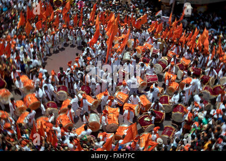 Groupe jouant à Guddi Padwa procession, Mumbai Banque D'Images