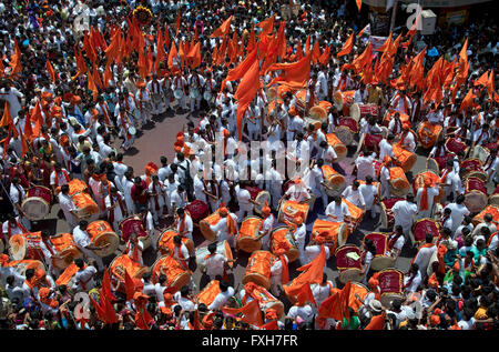 Groupe jouant à Guddi Padwa procession, Mumbai Banque D'Images