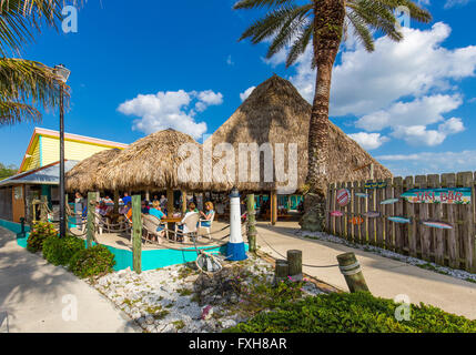Toit de chaume Stump Pass tropical Grill & Bar Tiki sur Lemon Bay sur la côte du golfe d'Englewood Floride Banque D'Images