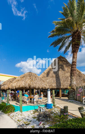 Toit de chaume Stump Pass tropical Grill & Bar Tiki sur Lemon Bay sur la côte du golfe d'Englewood Floride Banque D'Images