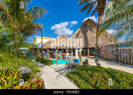 Toit de chaume Stump Pass tropical Grill & Bar Tiki sur Lemon Bay sur la côte du golfe d'Englewood Floride Banque D'Images