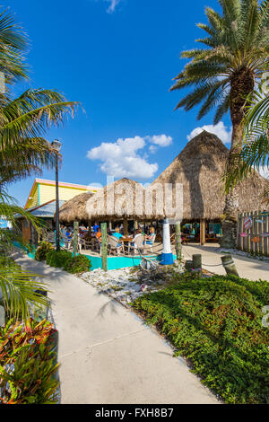 Toit de chaume Stump Pass tropical Grill & Bar Tiki sur Lemon Bay sur la côte du golfe d'Englewood Floride Banque D'Images