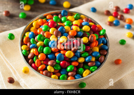 Couleurs arc-en-ciel enrobée de morceaux de chocolat dans un bol Banque D'Images