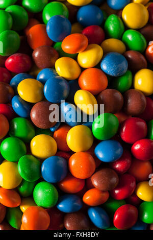 Couleurs arc-en-ciel enrobée de morceaux de chocolat dans un bol Banque D'Images