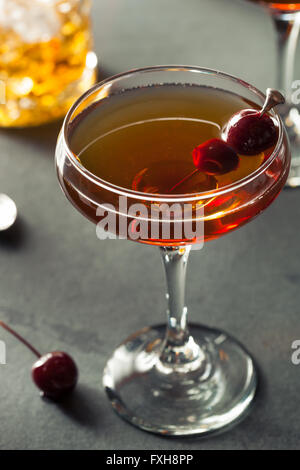 Le Seigle maison Bourbon Manhattan, avec une garniture de cerises Banque D'Images