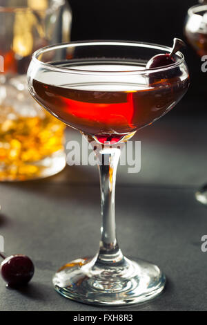 Le Seigle maison Bourbon Manhattan, avec une garniture de cerises Banque D'Images