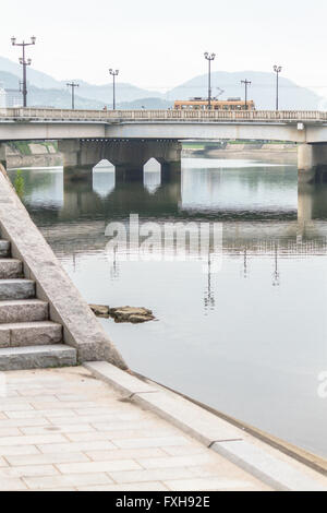 Tramway sur le pont Aioi Aioi & Rivière, Hiroshima (bombardement atomique cible) Banque D'Images