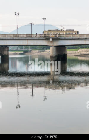 Tramway sur le pont Aioi Aioi & Rivière, Hiroshima (bombardement atomique cible) Banque D'Images