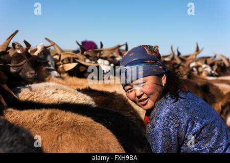 Femme nomade dans le désert de Gobi de la traire les chèvres. Banque D'Images