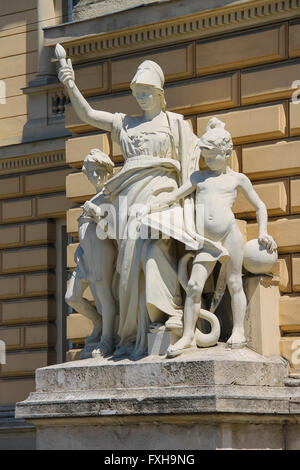 Sculpture allégorique de l'éducation sur la composition de la façade de l'Université nationale Ivan Franko bâtiment principal. Lviv, Ukraine Banque D'Images