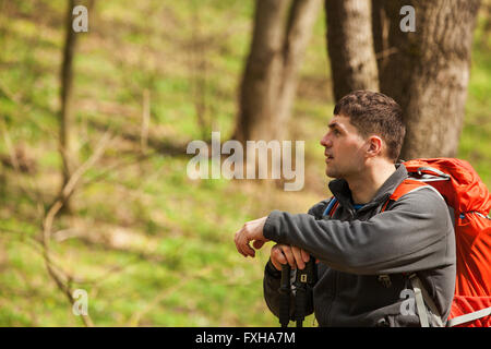 Male hiker à côté de la forêt de la marche Banque D'Images