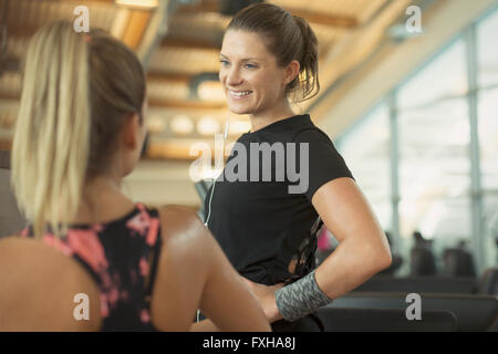 Smiling women talking at gym Banque D'Images