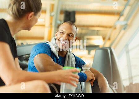 Smiling man and woman talking at gym Banque D'Images