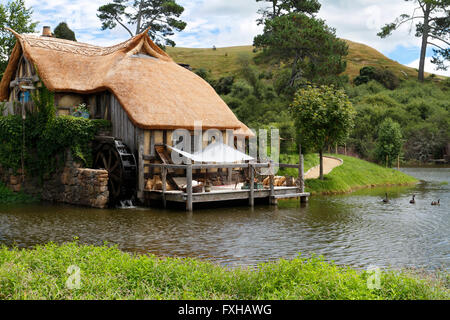 Une maison avec aubes à Hobbiton movie set en Nouvelle Zélande Banque D'Images