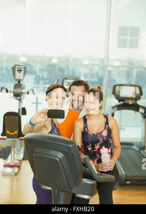 Les amis en tenant à gym selfies Banque D'Images