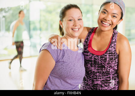 Portrait of smiling women in exercise class Banque D'Images