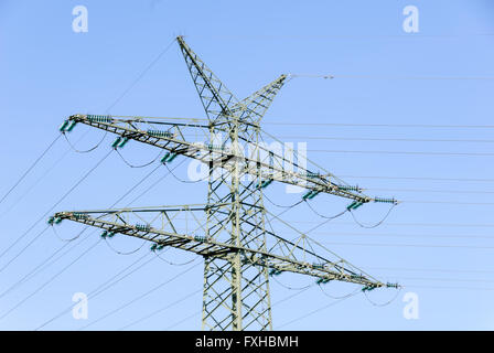 Tour de tension avec traverse d'une ligne à haute tension Banque D'Images