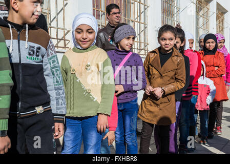 Les élèves à l'école tant pour les enfants syriens réfugiés en Jordanie et les enfants dans la ville de Ramtha Ar, Jordanie, 10 km de la frontière syrienne Banque D'Images