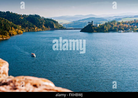 Seul bateau sur le lac calme parmi les montagnes Pieniny en Pologne Banque D'Images