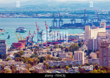 Vue aérienne du port de mer avec des grues, Haïfa, Israël Banque D'Images