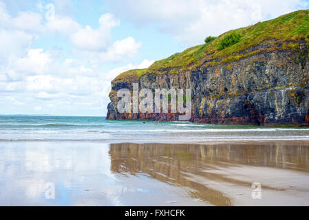 Kayakiste solitaire près de la falaise de ballybunion beach sur la manière dont l'Irlande sauvage de l'Atlantique Banque D'Images