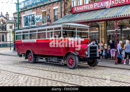 Un vieux style de coach ou charabanc utilisé donnant les touristes une visite guidée autour des zones urbaines ou côtières d'intérêt Banque D'Images