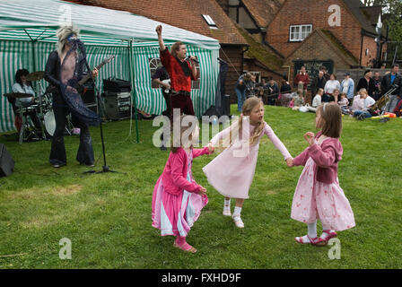 Bossy fille en charge sachant mieux dire à ses amis au large d'une foire du 1er mai. Glam Rock Band The look. South Stoke Berkshire Royaume-Uni des années 20006 2000 HOMER SYKES Banque D'Images