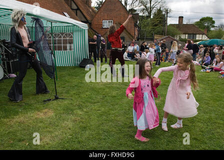 May Day Fair enfants jeunes filles jouant à la danse au Glam Rock Band, appelé The look at the Perch and Pike pub South Stoke Berkshire, Angleterre des années 2006 2000 Royaume-Uni HOMER SYKES Banque D'Images