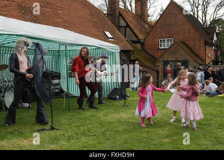 May Day Fair enfants jeunes filles jouant à la danse au Glam Rock Band, appelé The look at the Perch and Pike pub South Stoke Berkshire, Angleterre des années 2006 2000 Royaume-Uni HOMER SYKES Banque D'Images