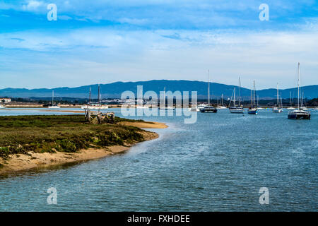 L'estuaire de la rivière avec de petits bateaux et yachts ancrés au large, bleu encastrés de nuages dans le ciel. Banque D'Images