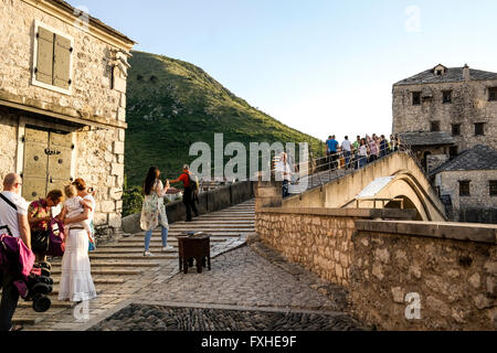 Coucher du soleil sur le Vieux Pont de Mostar. Banque D'Images