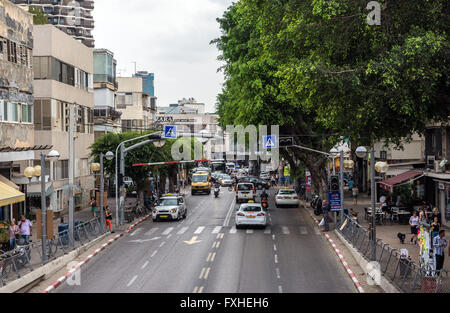 La rue Dizengoff de Tel Aviv, Israël ville Banque D'Images