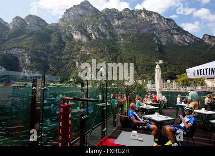 Restaurant près de la plage de Riva del Garda sur le lac de Garde, le Trentin, Italie, Europe Banque D'Images