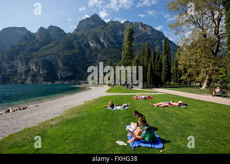 Plage de Riva del Garda sur le lac de Garde, le Trentin, Italie, Europe Banque D'Images