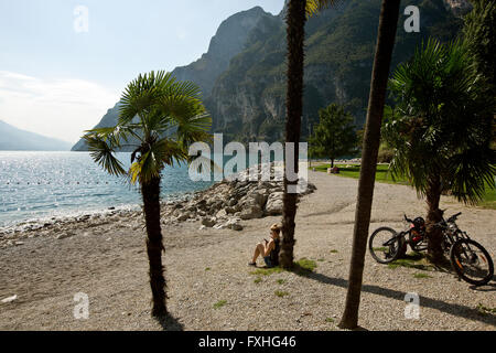 Plage de Riva del Garda sur le lac de Garde, le Trentin, Italie, Europe Banque D'Images