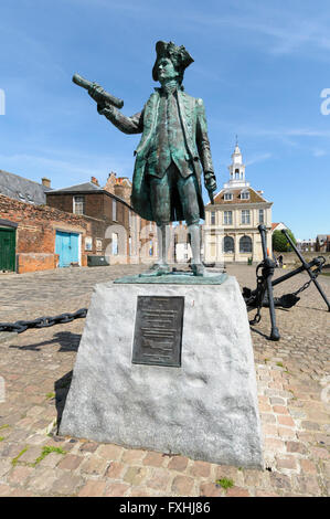 Statue du capitaine George Vancouver RN en face de la Custom House, King's Lynn, Norfolk, England, UK Banque D'Images