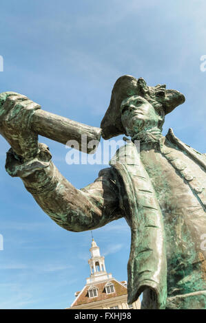 Statue du capitaine George Vancouver RN en face de la Custom House, King's Lynn, Norfolk, England, UK Banque D'Images