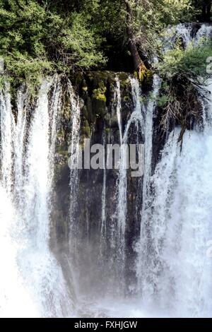 Cascade de rivière Una dans Martin Brod. Banque D'Images