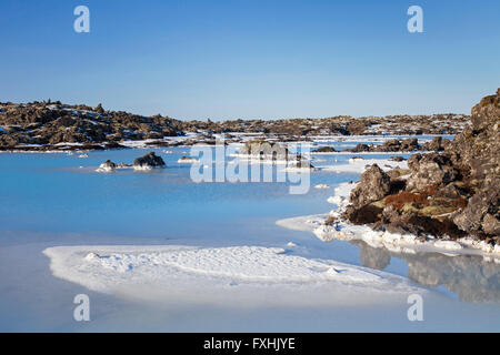 Lagon bleu riche en minéraux comme la silice et le soufre dans le champ de lave en hiver, Grindavík, Reykjanes Peninsula, Iceland Banque D'Images