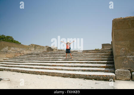 Woman traveler'bras ouverts en vue d'escaliers ou Festo Festos Palace, ruines de XV siècle avant Jésus-Christ, grec Minoan Banque D'Images