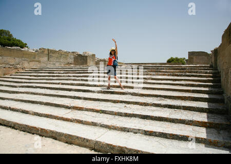 Woman traveler'heureux en vue de l'escalier ruines Festo ou Festos Palace, du XV siècle avant Jésus-Christ, grec Minoan cit Banque D'Images