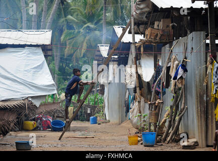 SRI LANKA, Trincomalee, réfugiés tamouls sont conservés par le gouvernement cingalais près la guerre contre les Tigres tamouls LTTE dans ce qu'on appelle du bien-être social des camps dans la jungle distants sécurisés , les camps sont sous le contrôle total de l'armée sri-lankaise / SRI LANKA Trincomalee, Tamilen werden nach dem Krieg der singhalesischen Armee und Geographie gegen die sogenannten Tigres Tamouls LTTE dans les camps en Dschungelgebieten bien-être abgelegenen interniert , umgesiedelt Menschen und als 2. Klasse behandelt, die sind durch und Militaerposten camps d'Armeelager urspruengliche Tamilengebiete umgeben , Singhalesen besiedelt werden mit Banque D'Images