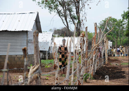 SRI LANKA, Trincomalee, réfugiés tamouls sont conservés par le gouvernement cingalais près la guerre contre les Tigres tamouls LTTE dans ce qu'on appelle du bien-être social des camps dans la jungle distants sécurisés , les camps sont sous le contrôle total de l'armée sri-lankaise / SRI LANKA Trincomalee, Tamilen werden nach dem Krieg der singhalesischen Armee und Geographie gegen die sogenannten Tigres Tamouls LTTE dans les camps en Dschungelgebieten bien-être abgelegenen interniert , umgesiedelt Menschen und als 2. Klasse behandelt, die sind durch und Militaerposten camps d'Armeelager urspruengliche Tamilengebiete umgeben , Singhalesen besiedelt werden mit Banque D'Images