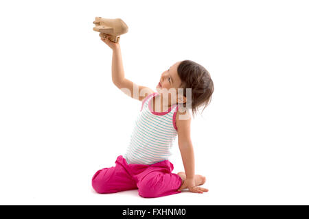 Adorable petit enfant qui joue avec un jouet avion. Isolé sur fond blanc Banque D'Images