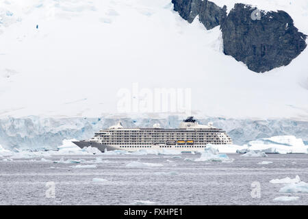 La croisière dans l'Antarctique avec des icebergs et des glaciers. Banque D'Images