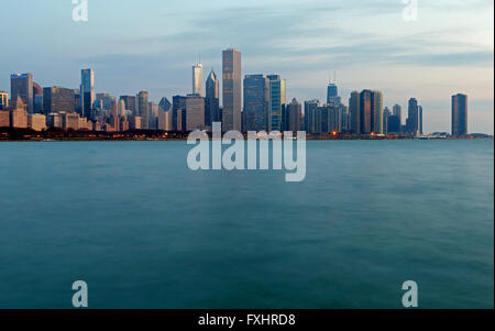 Horizon de Chicago au lever du soleil vu depuis le Museum Campus Chicago, Illinois, États-Unis d'Amérique Banque D'Images