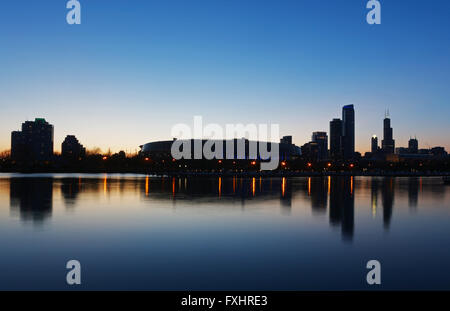 Soldier Field et l'horizon de Chicago se reflète dans le port de Burnham au coucher du soleil de l'île Nord Park à Chicago, IL, USA Banque D'Images